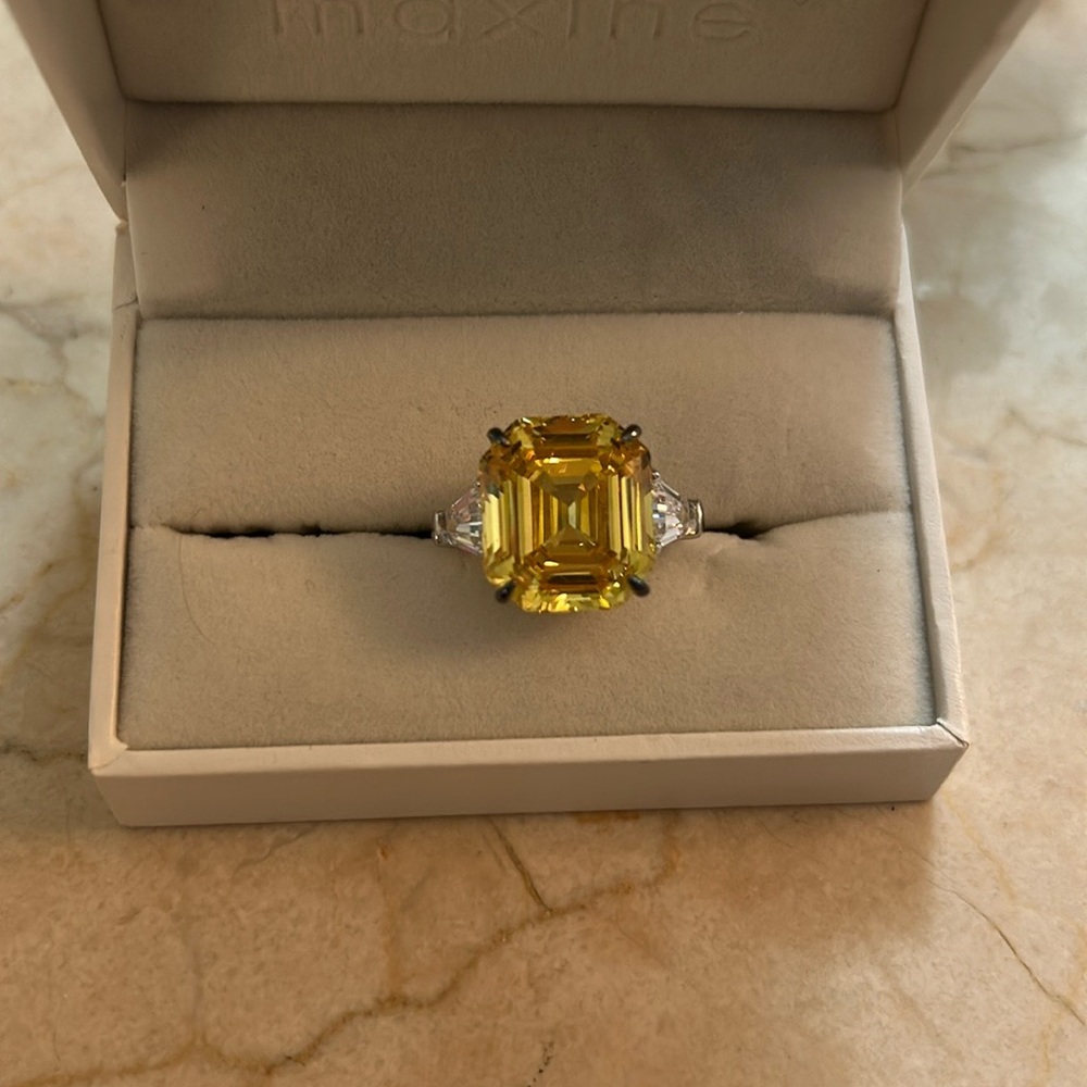 Elegant Yellow Cocktail/Gemstone Ring size 6